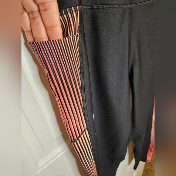 G70. Under Armour HeatGear 6M Panel 7/8 Leggings in Black/Multi - Size 1X - Picture 4 of 11